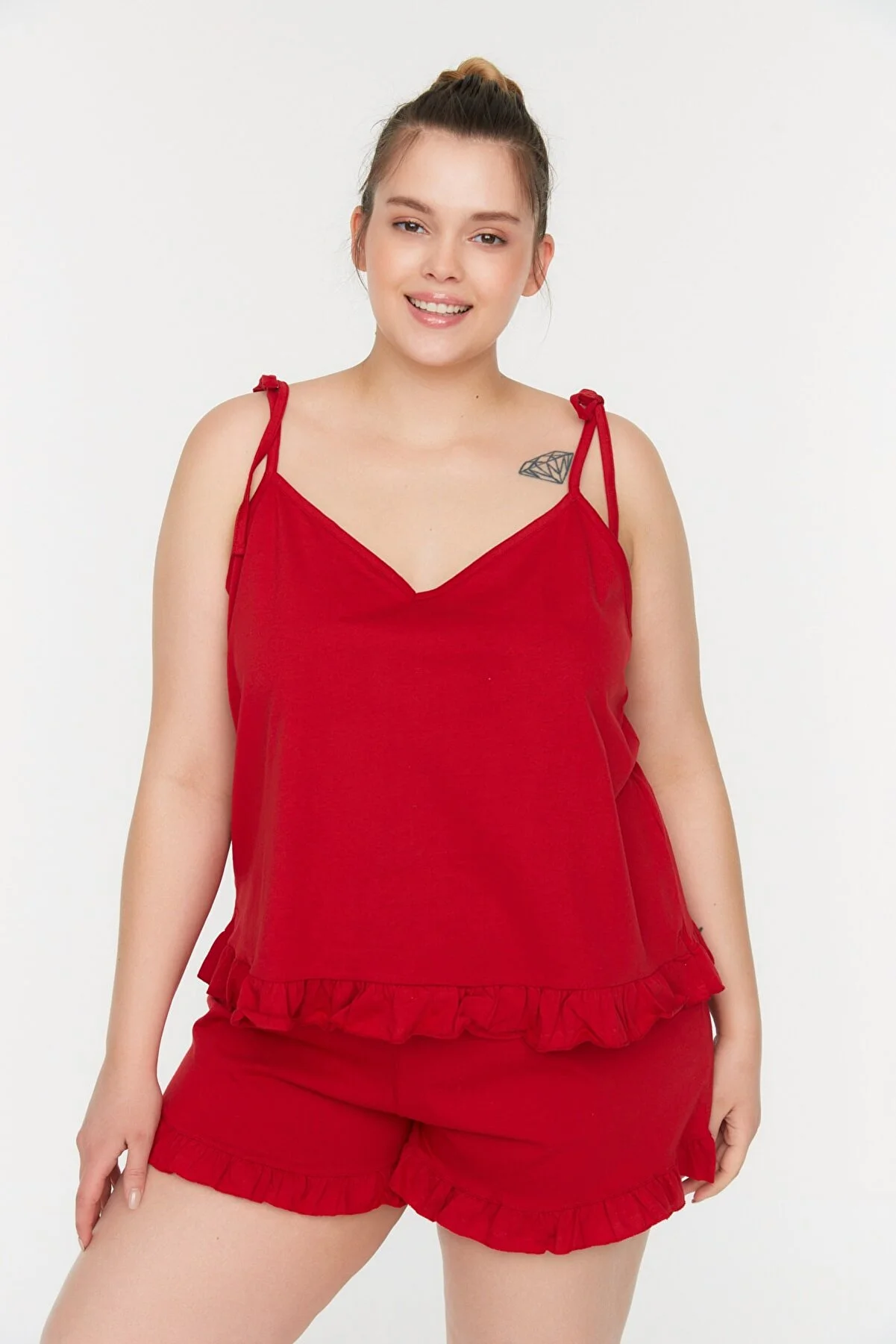 Trendyol Curve  Rotes Pyjama-Set mit gestrickten Rüschen und detailliertem Riemen TBSSS22PT0564