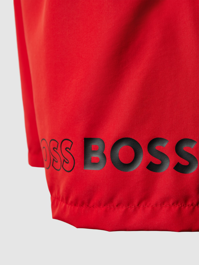 Badehose mit Label-Print Modell 'Dolphin' in rot