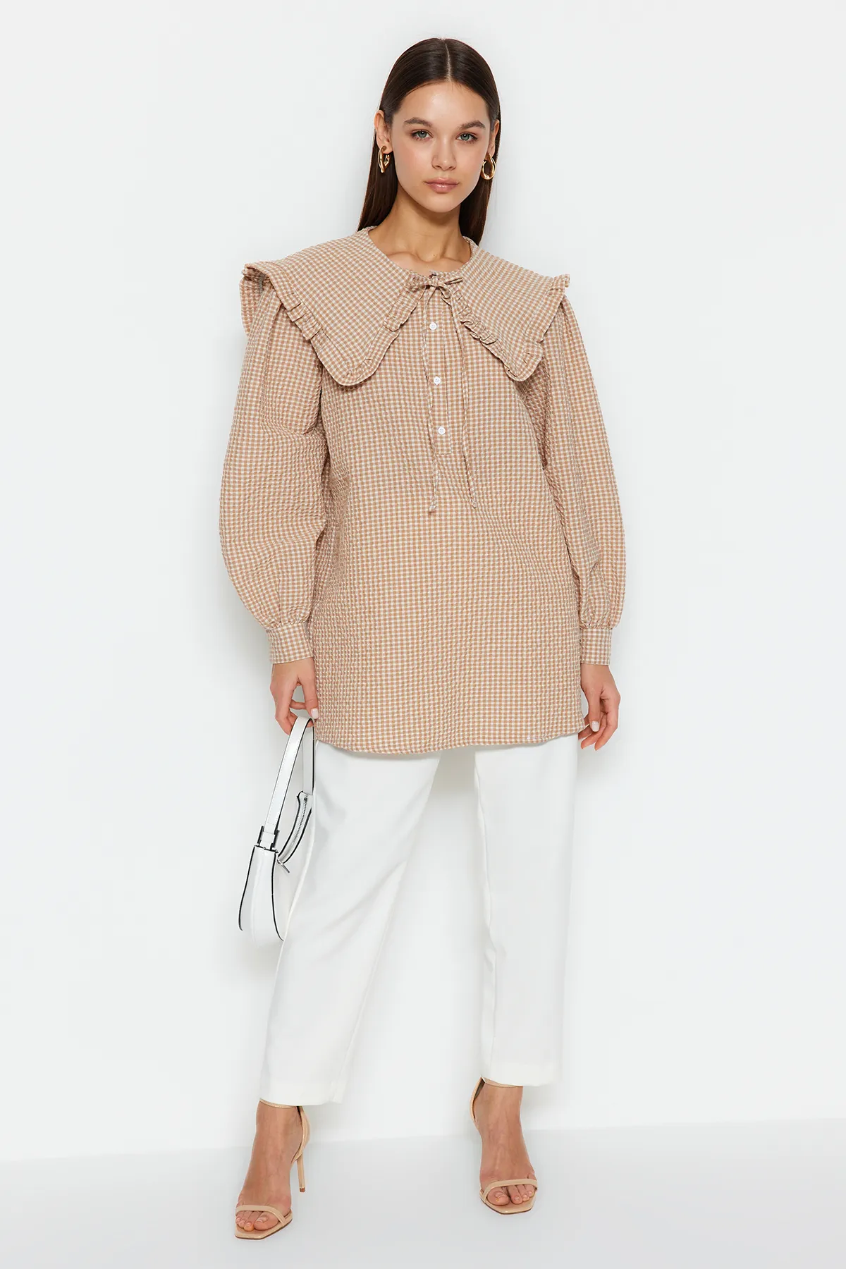 Trendyol Modest  Braune gewebte Tunika mit Gingham-Muster und Babykragen TCTSS23UK00065