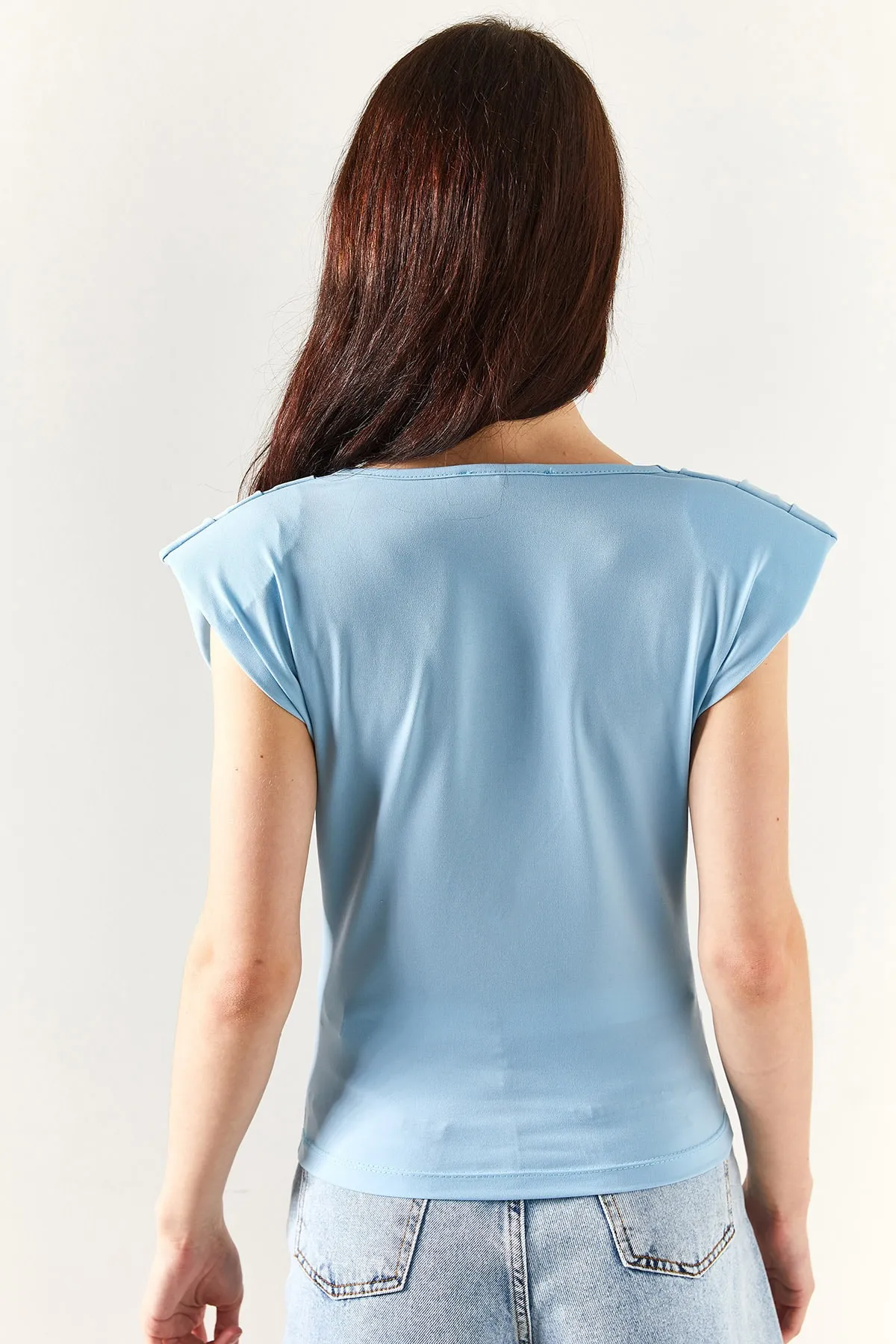 Olalook  Babyblaue, lockere Damenbluse mit gepolstertem Kragen BLZ-19002217