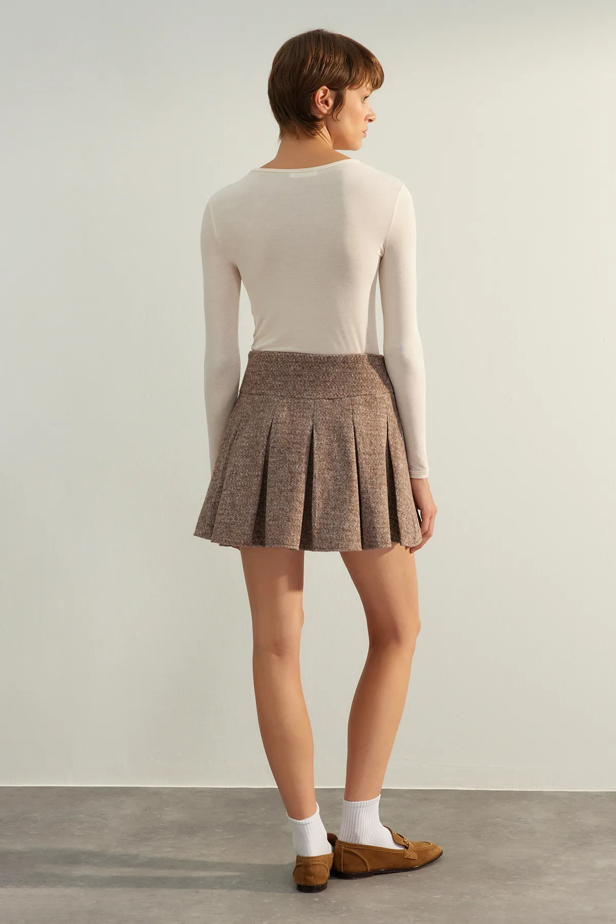 Trendyol Collection  Brauner Mini-Webrock mit Falten in Premiumqualität TWOAW24ET00259