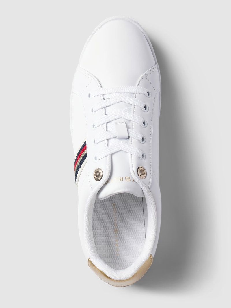Sneaker mit Label-Detail in weiß