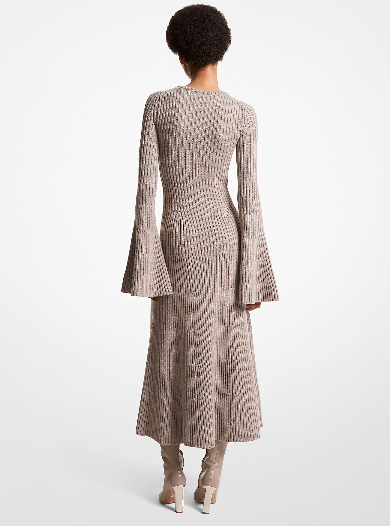 Abito a coste elasticizzato in cashmere con maniche svasate - TORTORA MELANGE