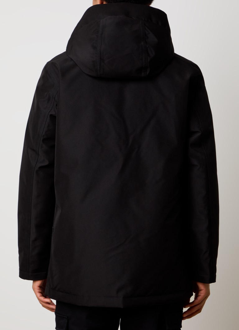 Parka matlasată Woolrich GTX cu umplutură de puf și buzunare laterale.