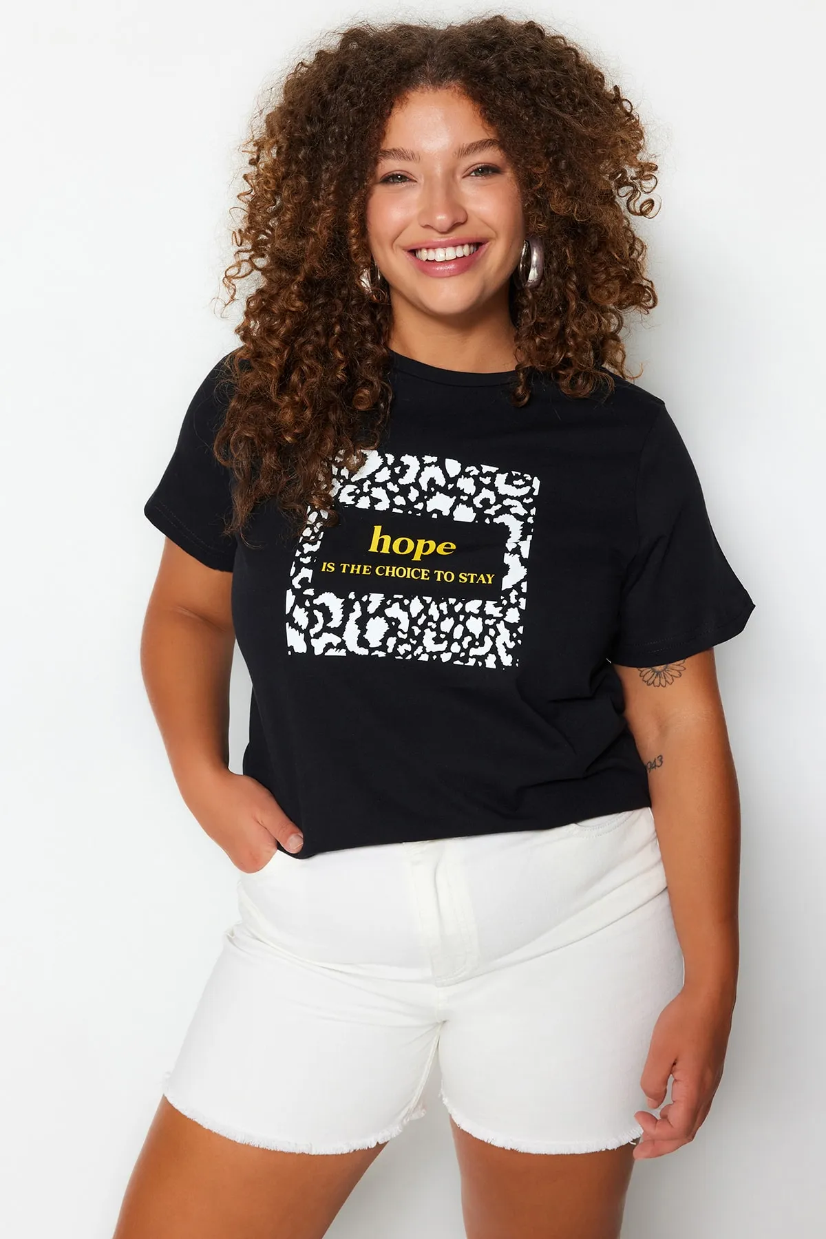 Trendyol Curve  Schwarzes bedrucktes Strick-T-Shirt mit Rundhalsausschnitt TBBSS23BF00025