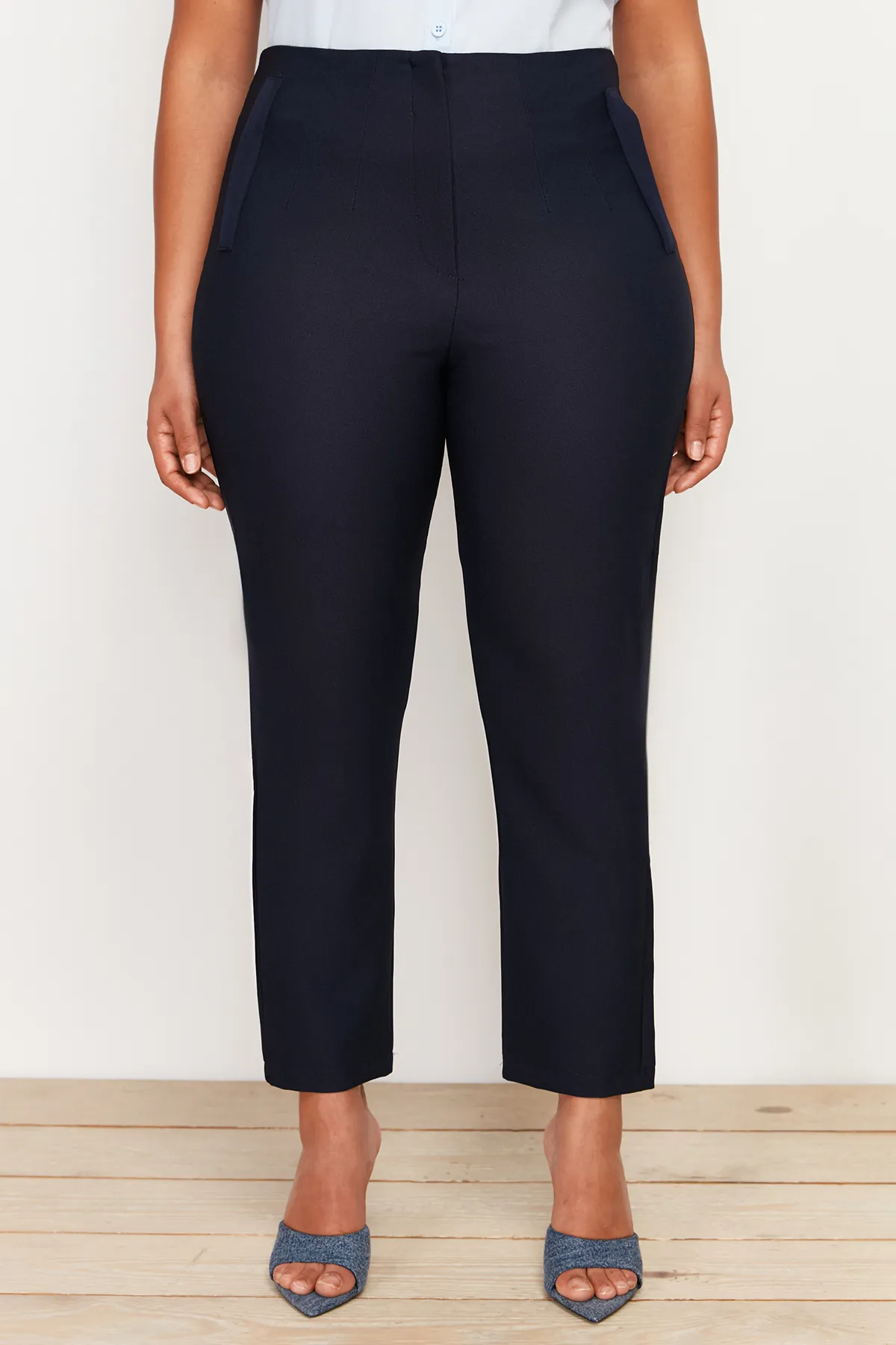 Trendyol Curve  Marineblaue Zigarettenhose aus Webstoff TBBAW23AR00015