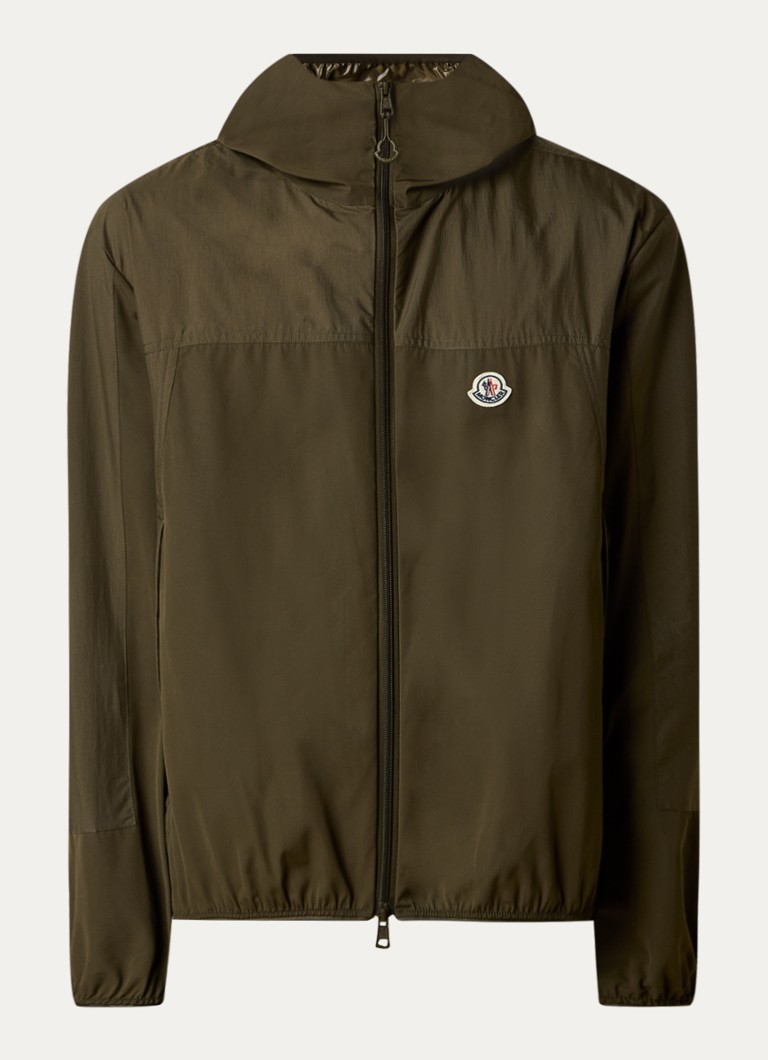 Jachetă Moncler Kona, rezistentă la vânt, cu logo și glugă.