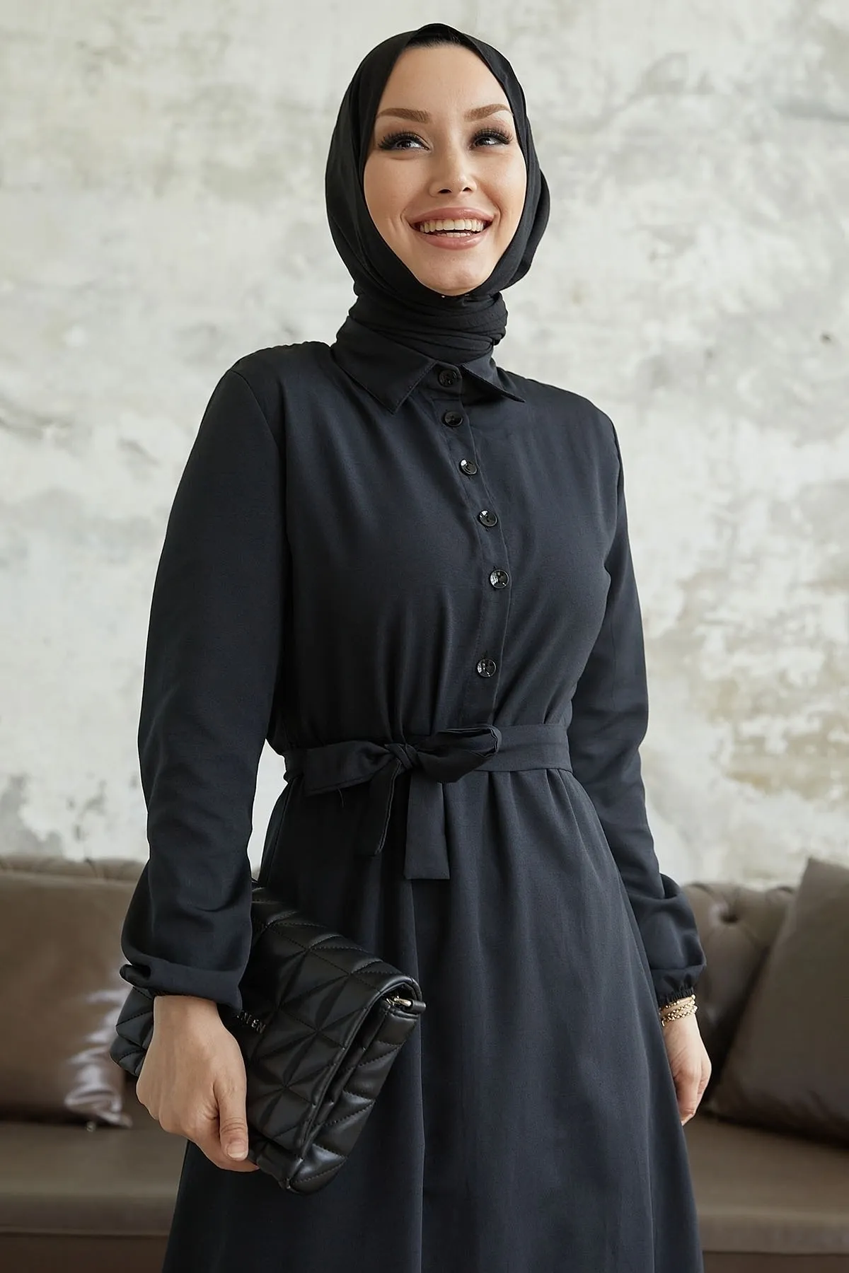 InStyle  Alerya Kleid mit Gürtel und Knöpfen – Schwarz
