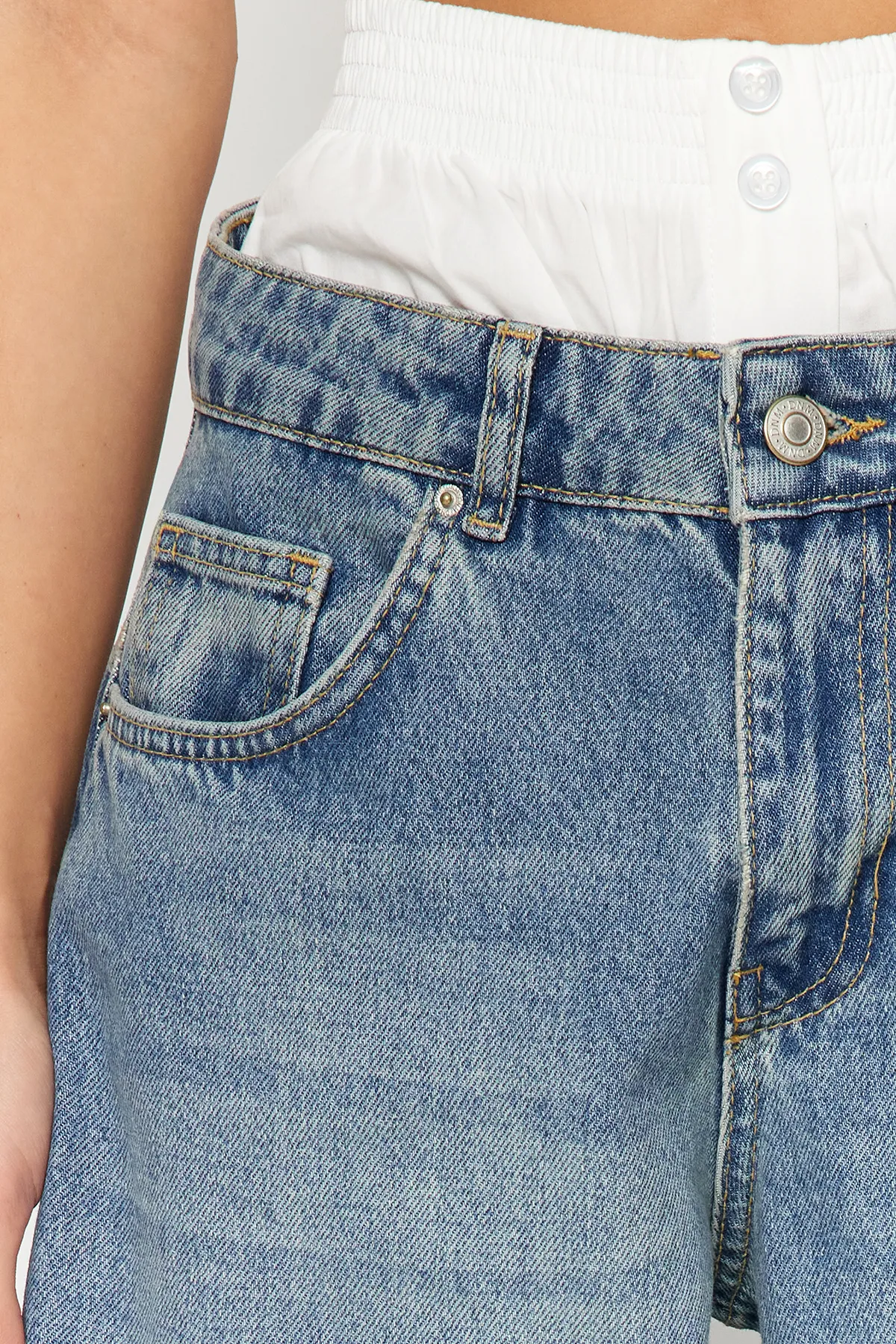 Trendyol Collection  Blaue Boxer-Nähte, detaillierte Low-Waist-Jeans mit weitem Bein TWOSS24JE00053