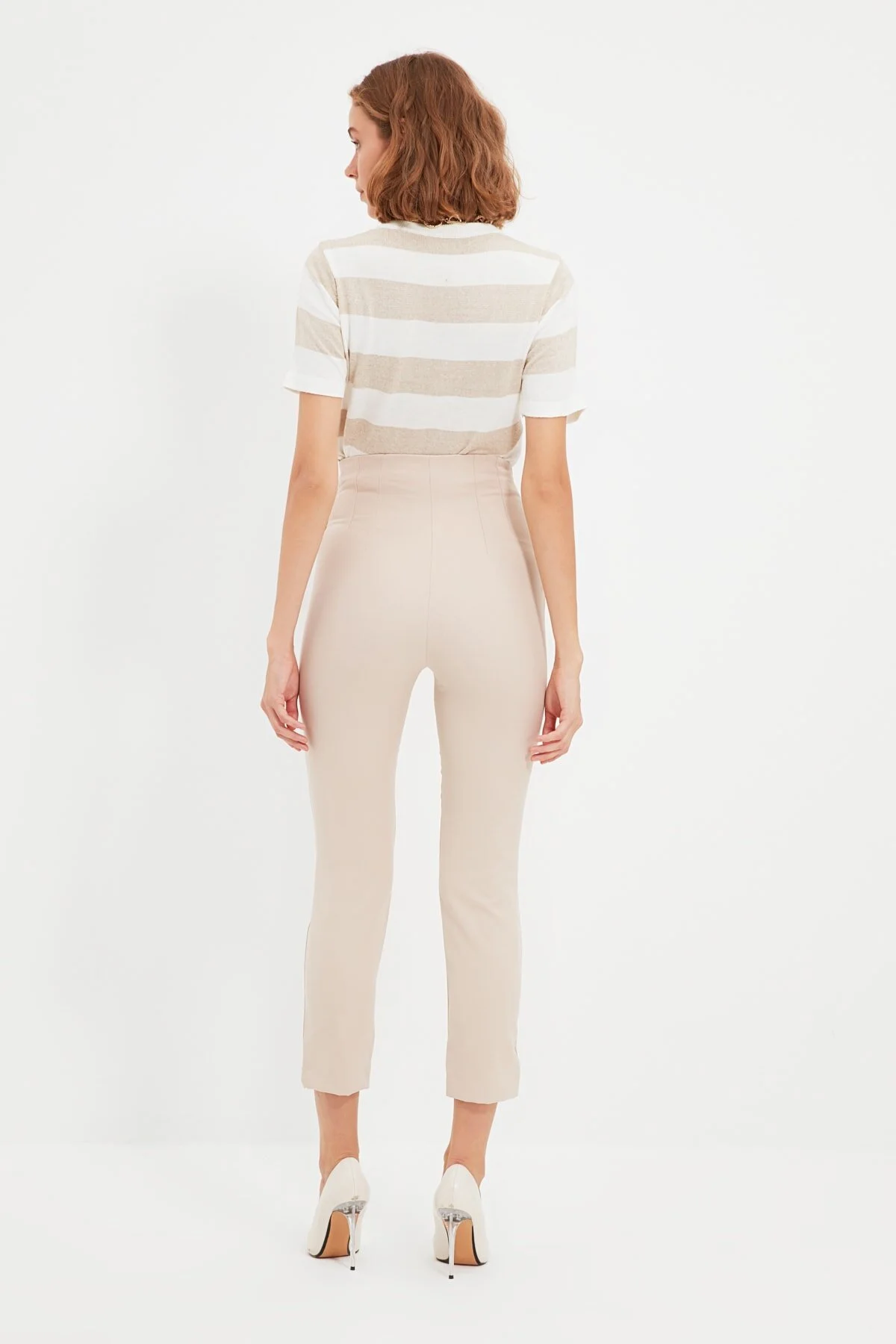 Trendyol Collection  Beigefarbene, zigarettengemusterte, knöchellange Webhose mit hoher Taille und Abnähern TWOSS20PL0515