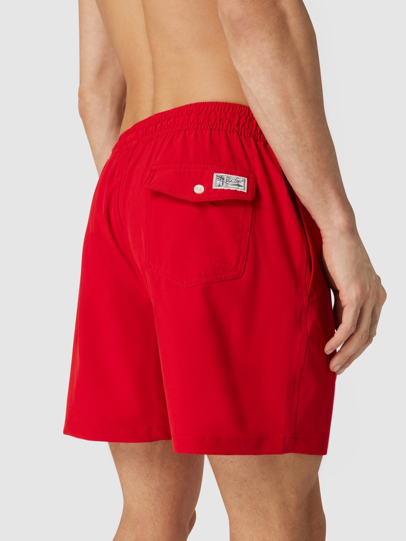 Badehose mit kontrastiven Details in rot