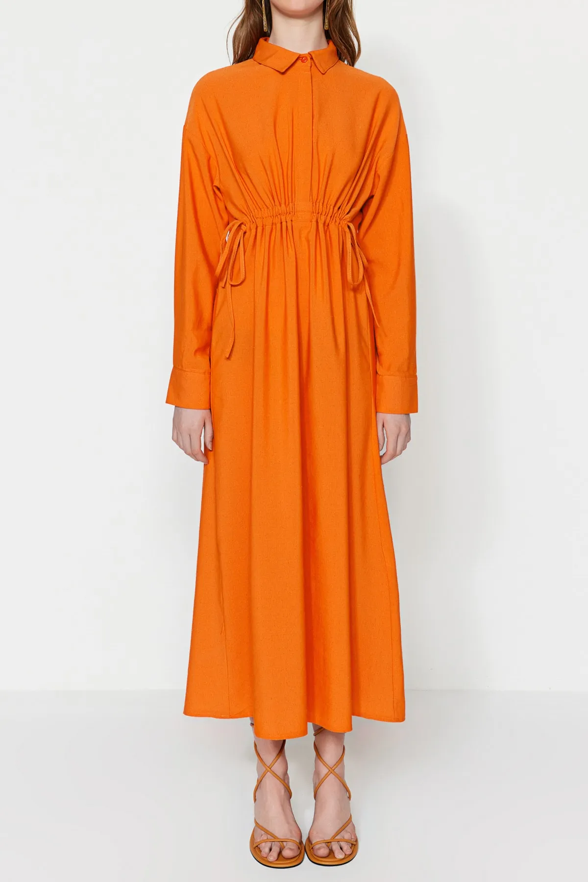 Trendyol Modest  Orangefarbenes Kleid aus Leinenmischung mit halber Knopfleiste und Raffung TCTSS23EB00274