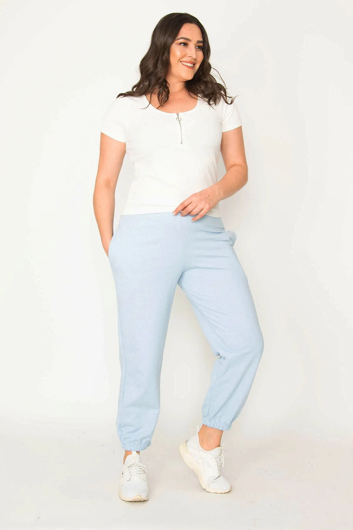 Şans  Blaue Damen-Trainingshose aus Baumwollstoff mit Taschendetail und elastischen Taillenbündchen und Taille 65N30436