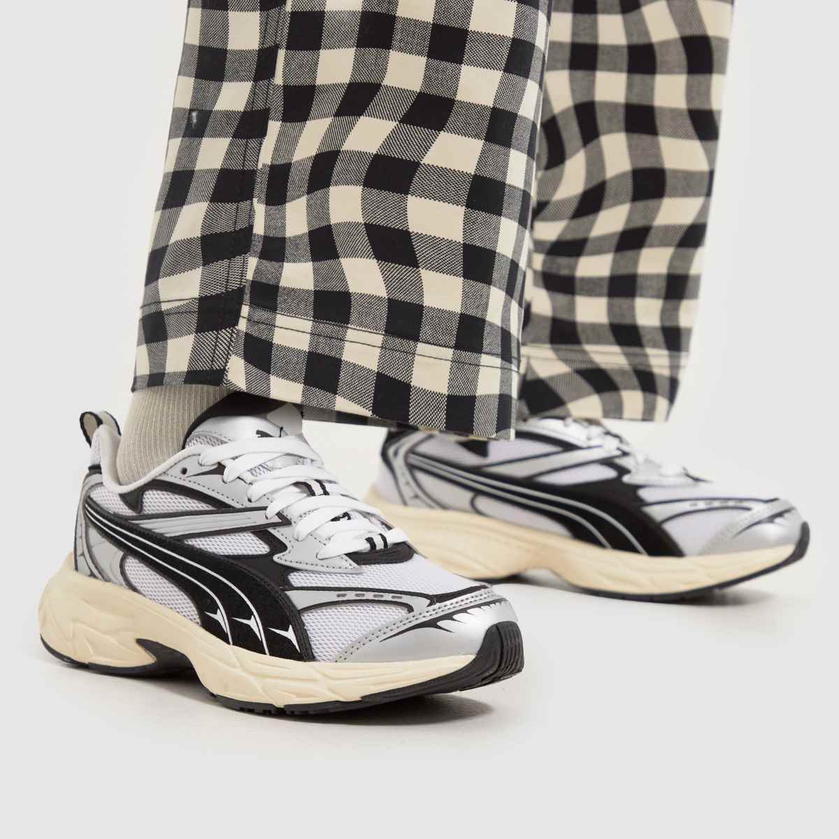 PUMA morphic retro-sneakers i vitt och svart
