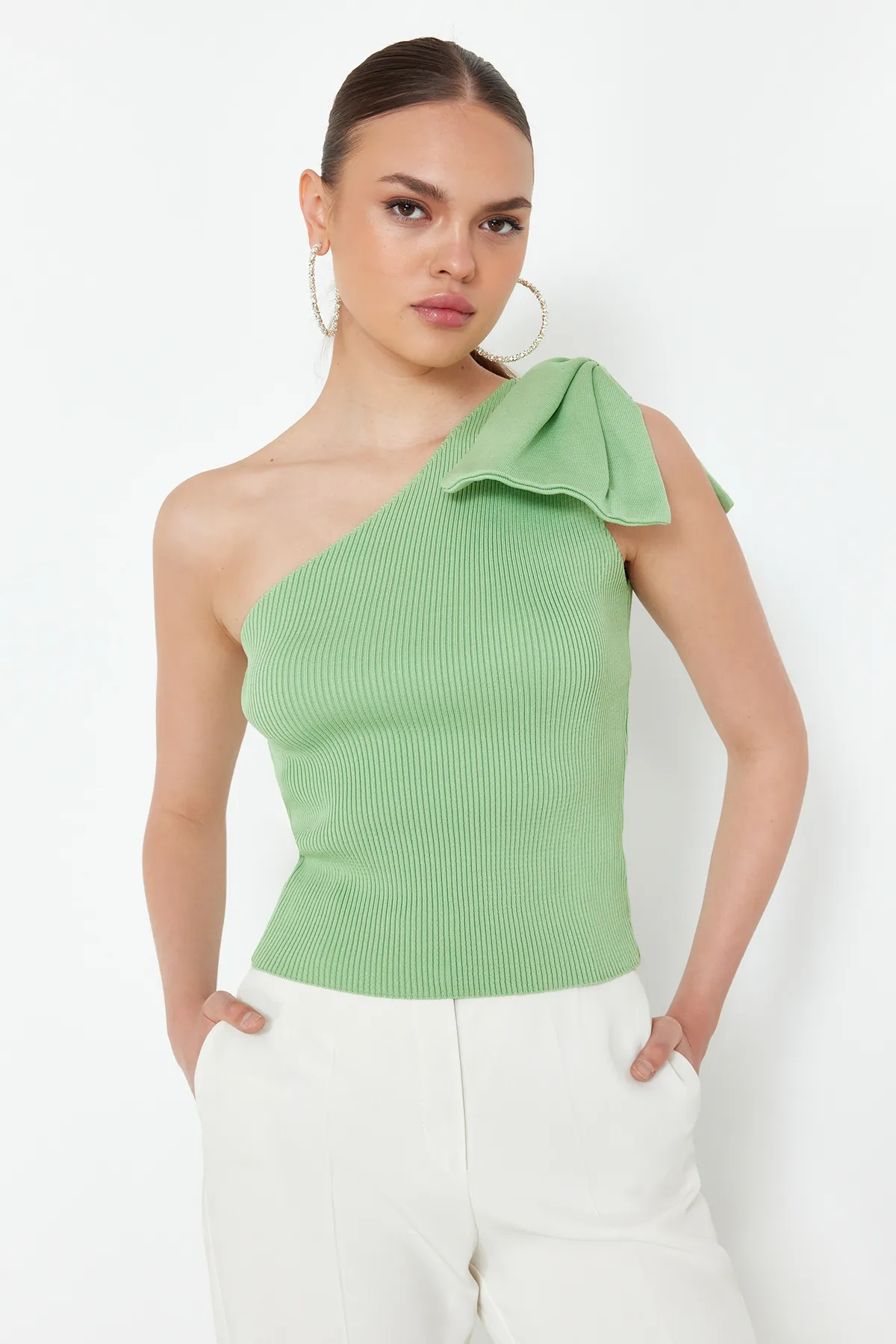 Trendyol Collection  Mintgrüne Bluse mit Schleife und einem Arm TPRSS22BZ0166