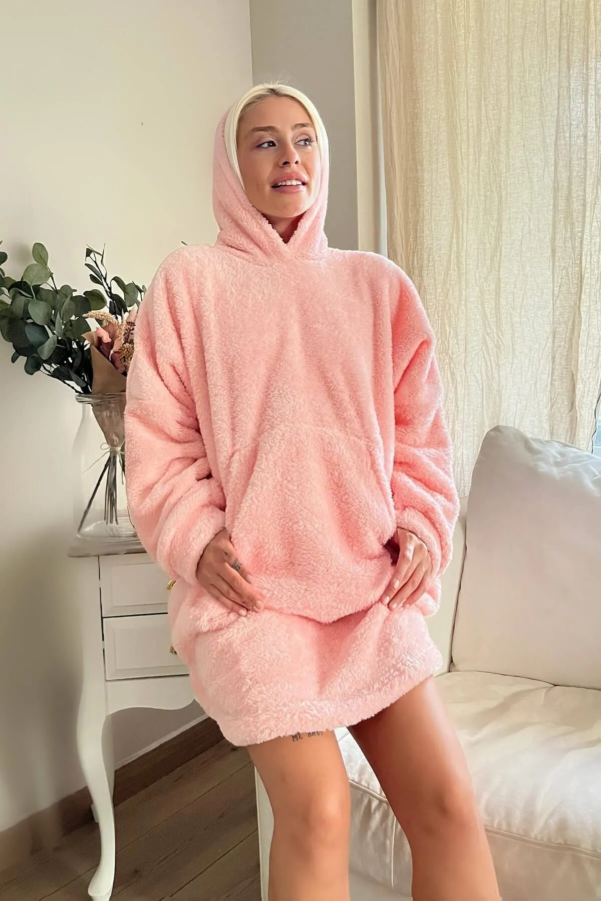 Pijamaevi  Lachsfarbener, übergroßer Sweat-Poncho-Pyjama mit Kapuze und vollem Plüsch