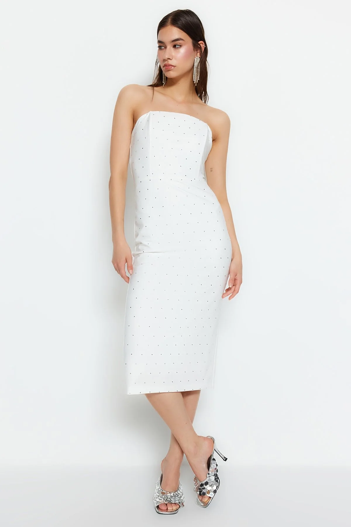 Trendyol Collection  Ecrufarbenes, körperbetontes, gefüttertes, gewebtes, glänzendes, juwelenbesetztes Abendkleid Gece Elbisesi TPRSS23EL00476