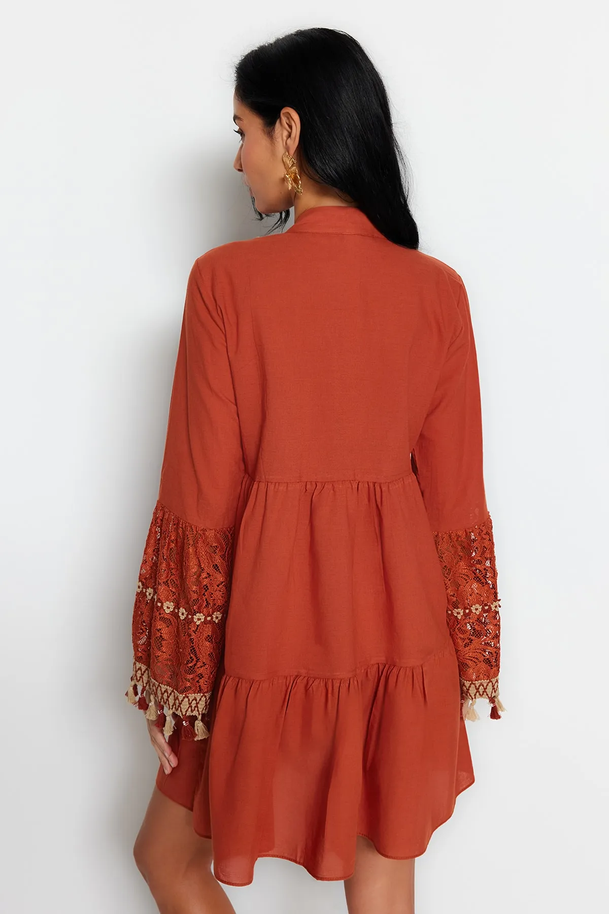 Trendyol Collection  Braunes, gewebtes, besticktes Mini-Strandkleid aus 100 % Baumwolle TBESS20EL0862