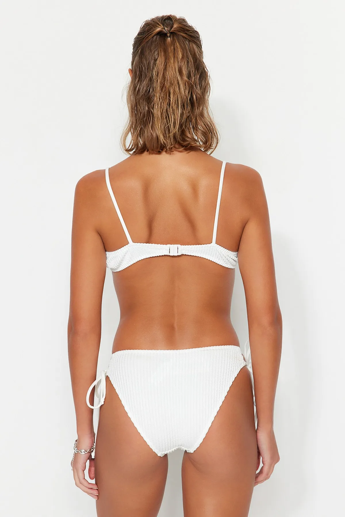 Trendyol Collection  Ecrufarbene, strukturierte Bikinihose mit hohem Beinausschnitt zum Binden TBESS23BA00243