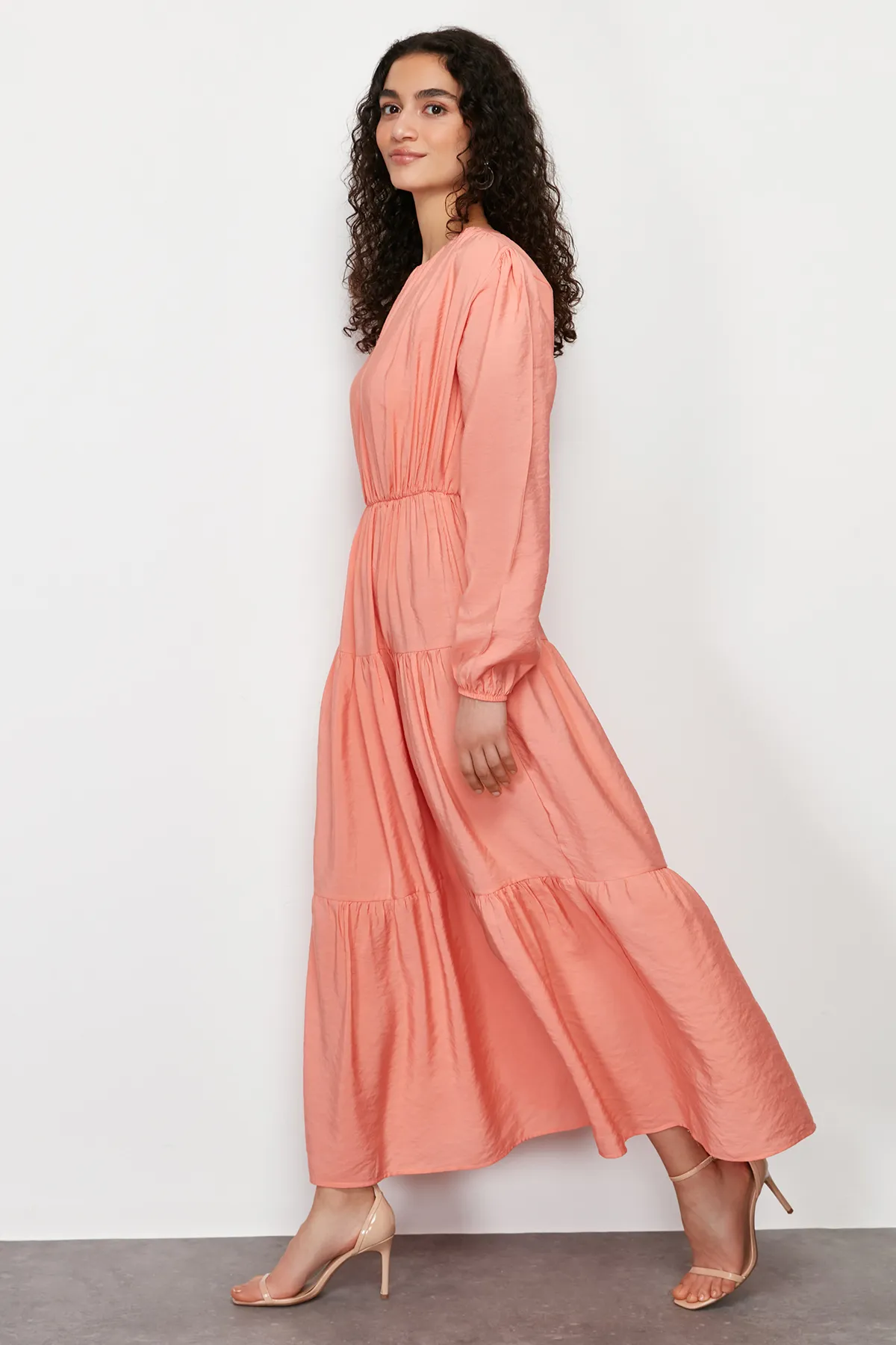 Trendyol Modest  Pfirsichfarbenes Webkleid mit Ballonärmeln TCTSS24EB00165