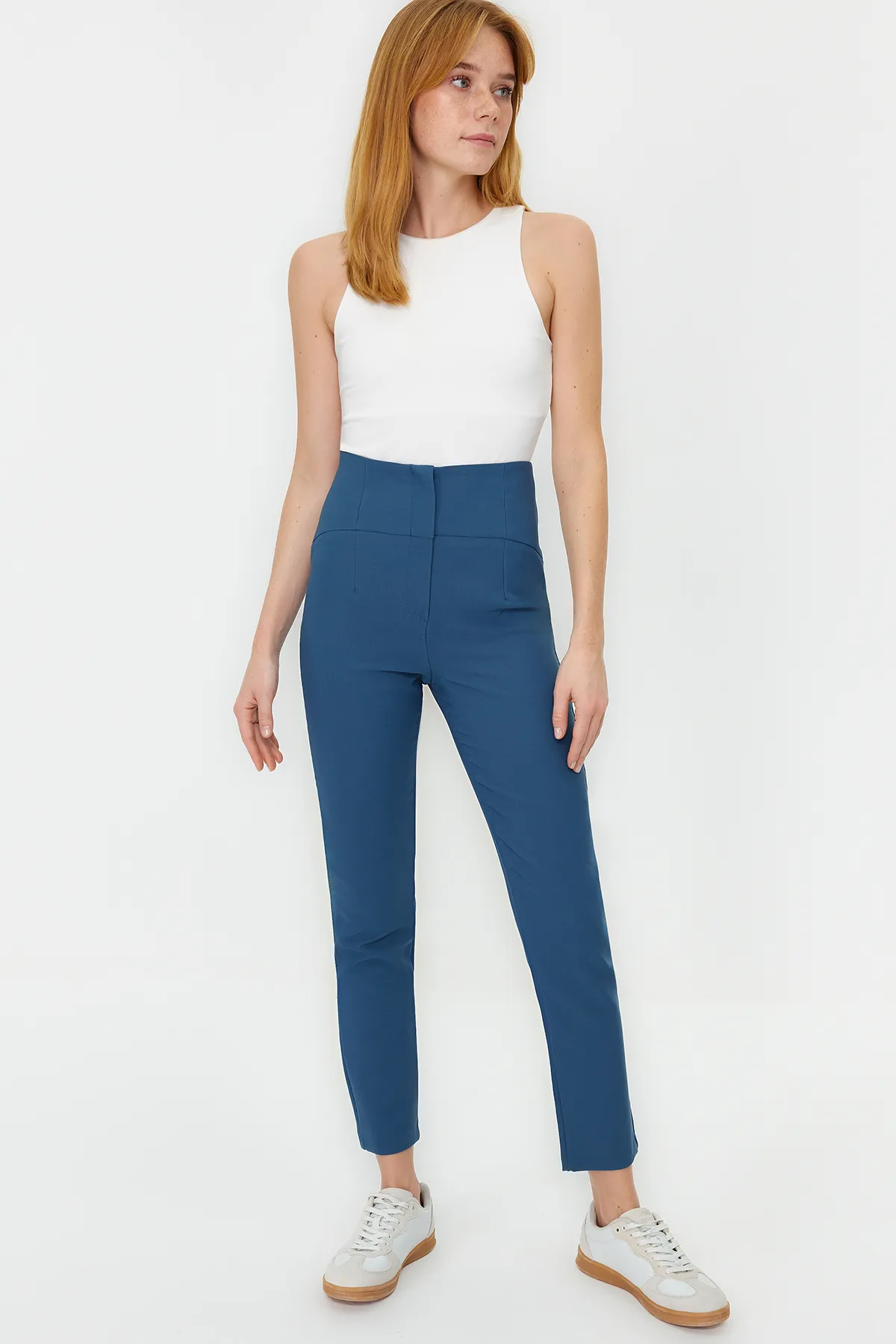 Trendyol Collection  Indigo-Zigaretten-Webhose mit schmalem Bein und Taillennaht-Detail TWOSS20PL0388