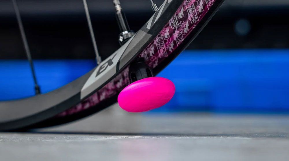 Muc-Off Stealth Tubeless Tag-Holder & 44mm Ventil Kit kaufen | Bike-Discount
