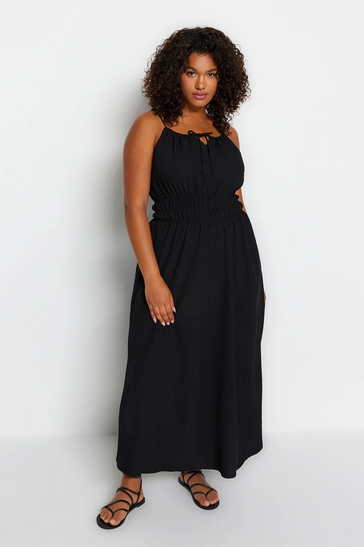 Trendyol Curve  Schwarzes gewebtes Kleid mit elastischer Taille TBBSS23AH00045