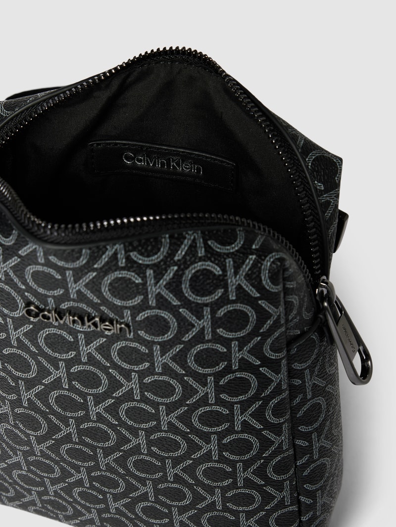 Umhängetasche mit Allover-Label-Details Modell 'MUST' in schwarz