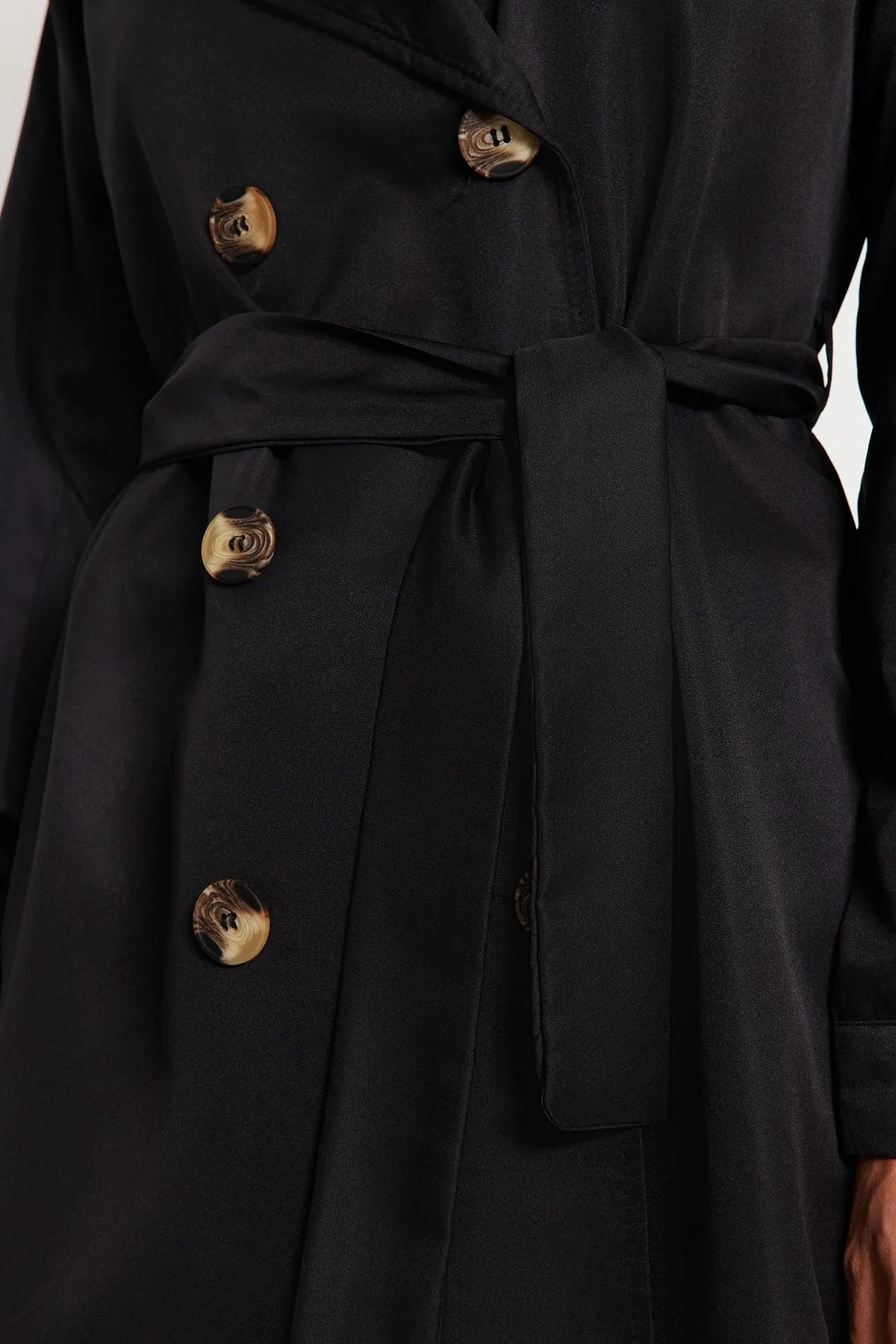 Trendyol Collection  Schwarzer, wasserabweisender, langer Trenchcoat mit Gürtel TWOAW24TR00003