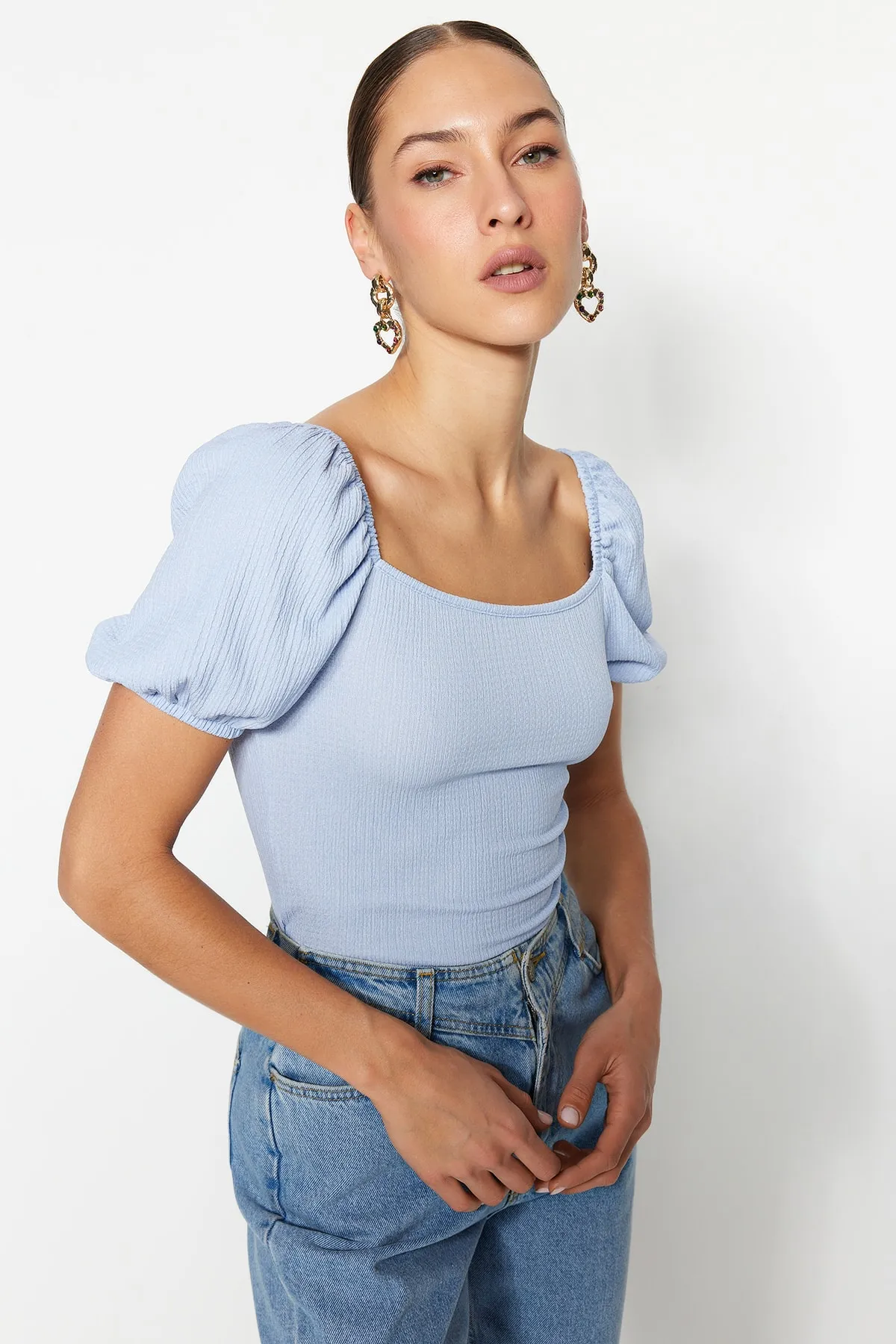 Trendyol Collection  Hellblaue, bauchfreie, eng anliegende Pullover-Strickbluse mit quadratischem Ausschnitt und Ballonärmeln TWOSS22BZ00126