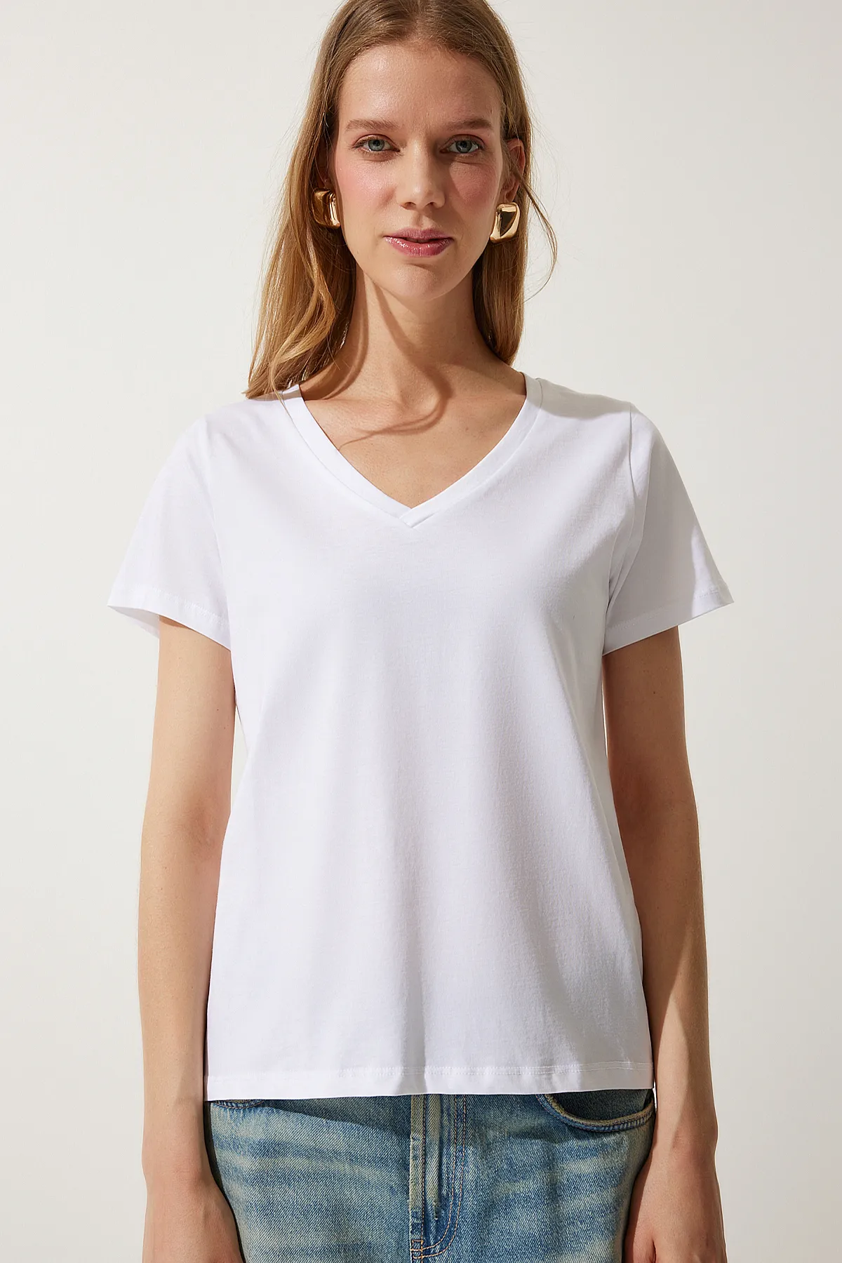 Happiness İstanbul  Weißes Basic-Strick-T-Shirt mit V-Ausschnitt für Damen UB00261