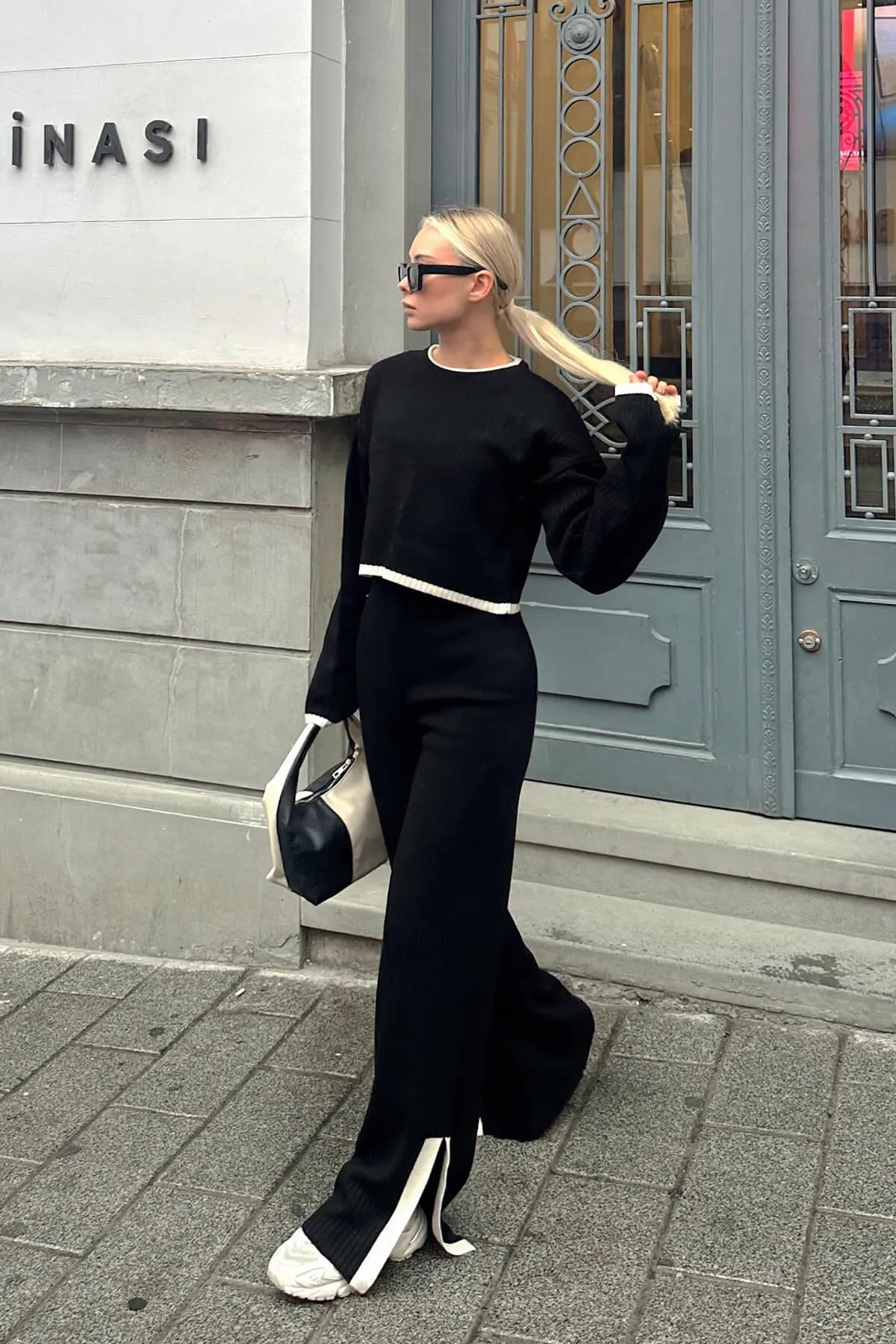 Swist  Schwarzes, interstitielles, gestreiftes, geschlitztes Strick-Crop-Hose-Strickwaren-Bottom-Top-Set für Damen