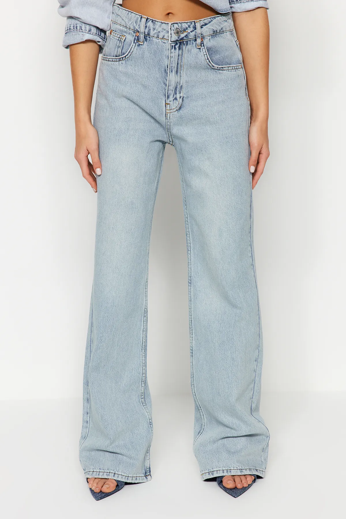 Trendyol Collection  Jeans mit hoher Taille und weitem Bein in blassblauem Vintage-Effekt TWOSS24JE00022
