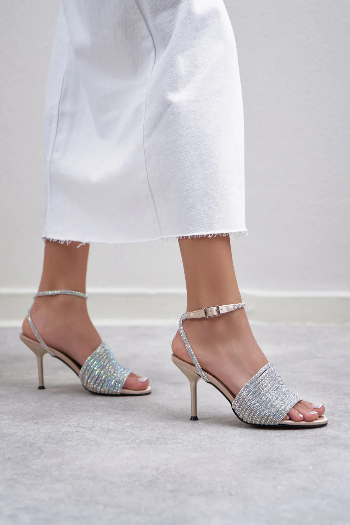 NİŞANTAŞI SHOES  Sommerbeige Damen-Sandalen mit Absatz aus Satin und Steindetail am Knöchel