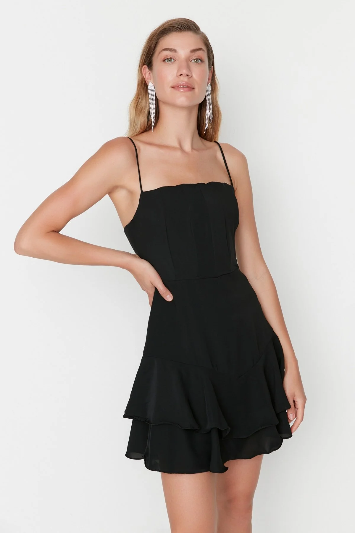 Trendyol Collection  Schwarzes, detailliertes, elegantes Abendkleid TPRSS22EL00065
