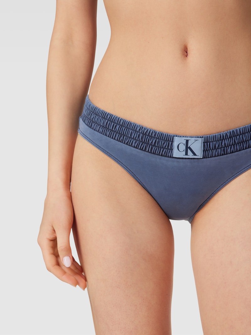 Bikini-Slip mit Label-Detail in hellblau