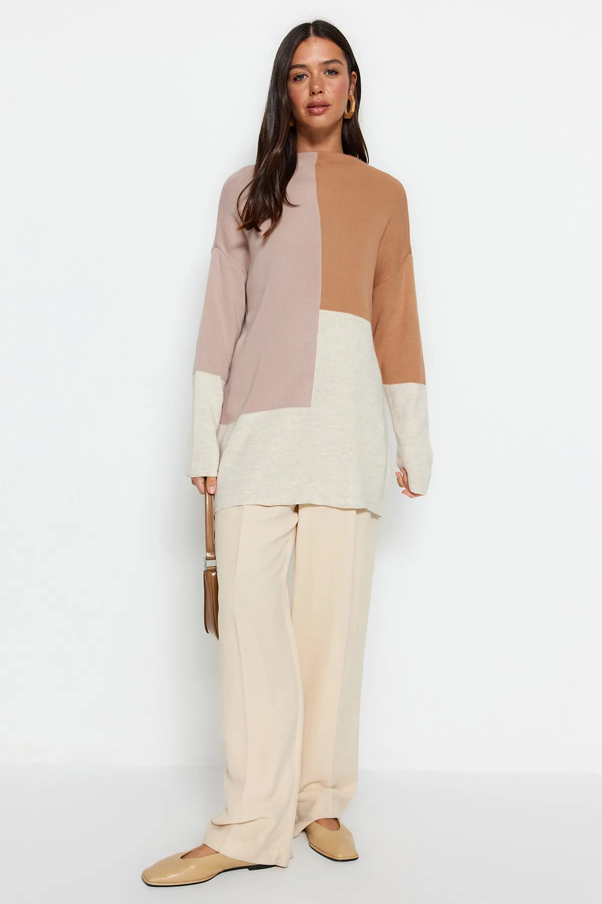 Trendyol Modest  Steinfarbener Strickpullover mit Stehkragen und Blockfarben TCTAW22AK0054