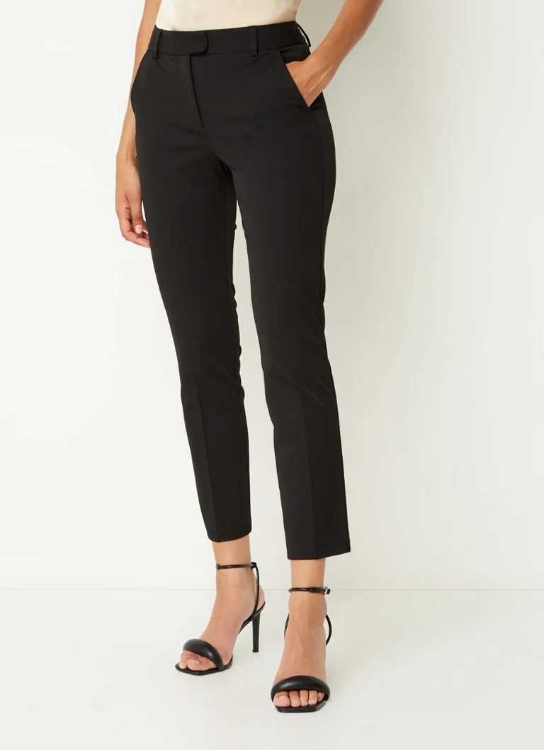 Pantaloni scurți cu talie înaltă, de la Joanne de Reiss, cu buzunare laterale.
