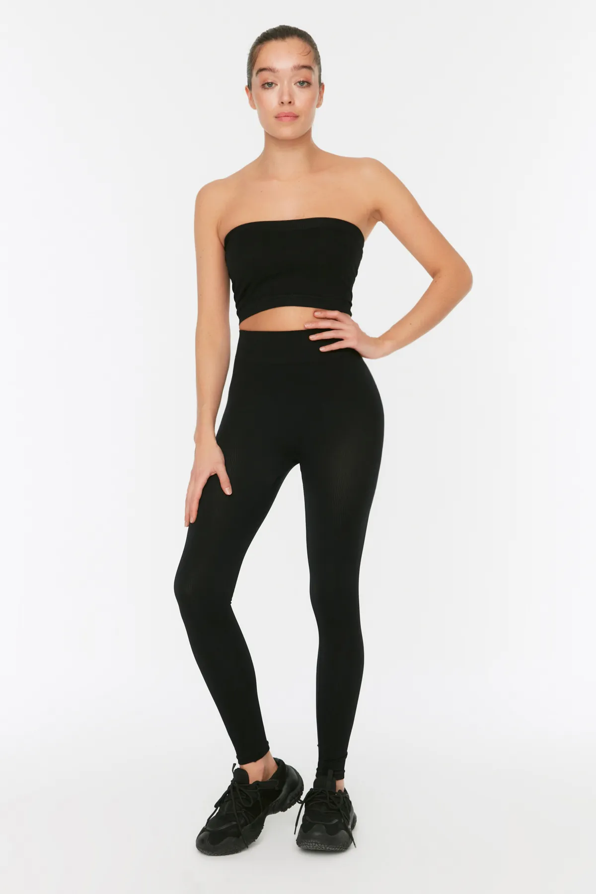 Trendyol Collection  Schwarze nahtlose/nahtlose gestrickte Sport-Leggings in voller Länge TWOAW20TA0071
