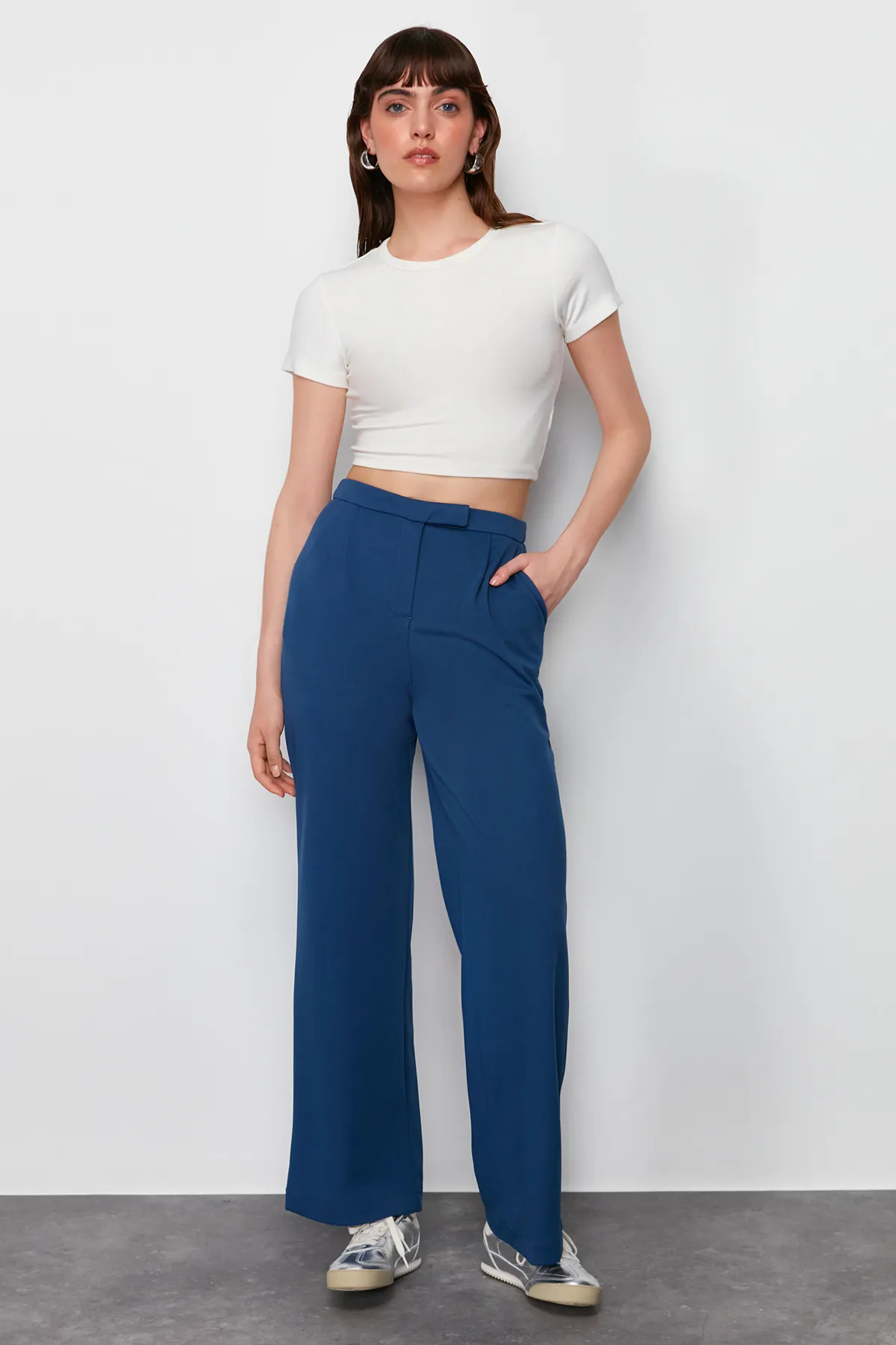 Trendyol Collection  Marineblaue Hose mit Klettverschluss und detailliertem Lycra-Gewebe, gerade/gerade geschnitten, TWOSS24PL00113