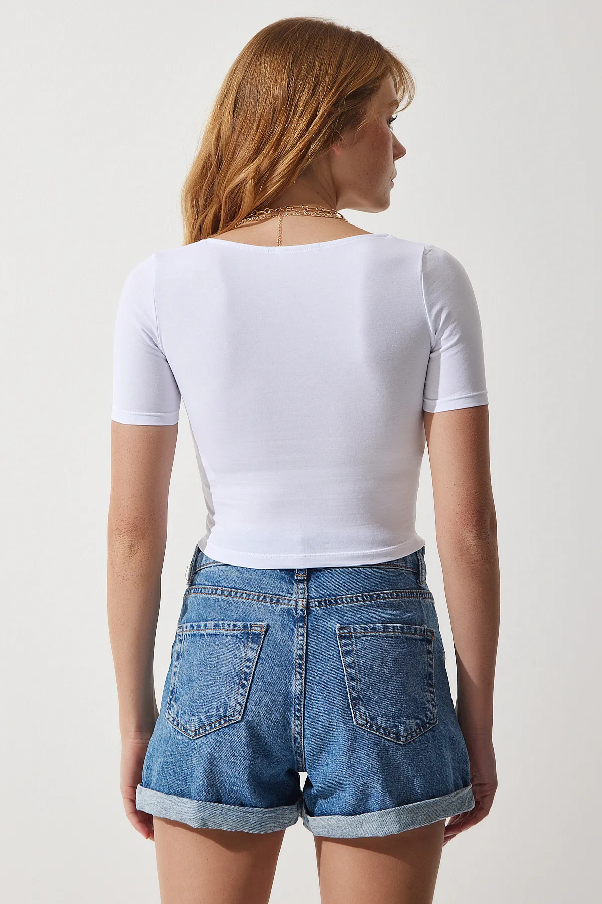 Happiness İstanbul  Kurzes Strick-T-Shirt mit eckigem Kragen für Damen in Weiß AN00170