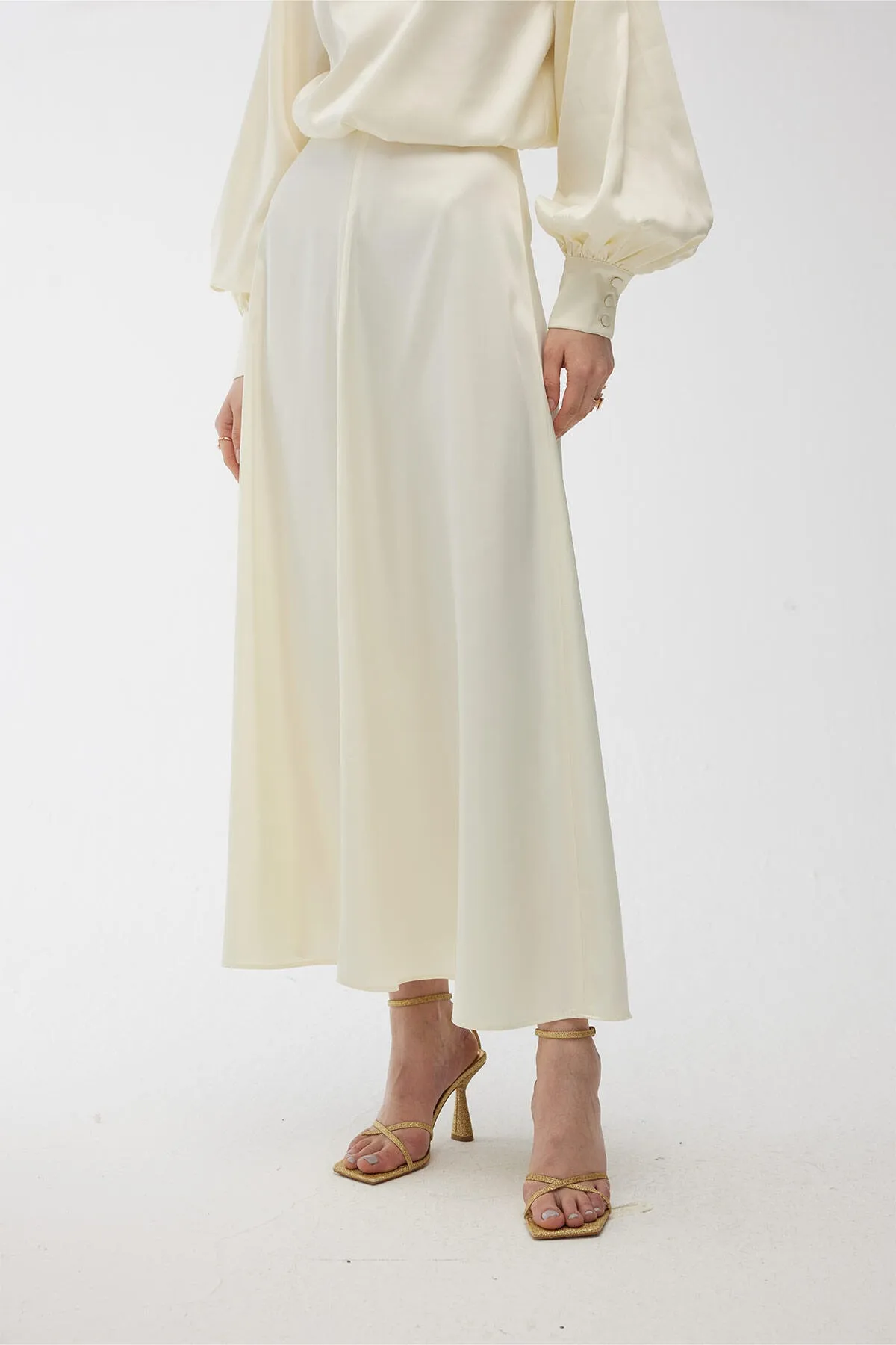 Manuka  Satin-Abendkleid, ausgestellter Rock, Perle