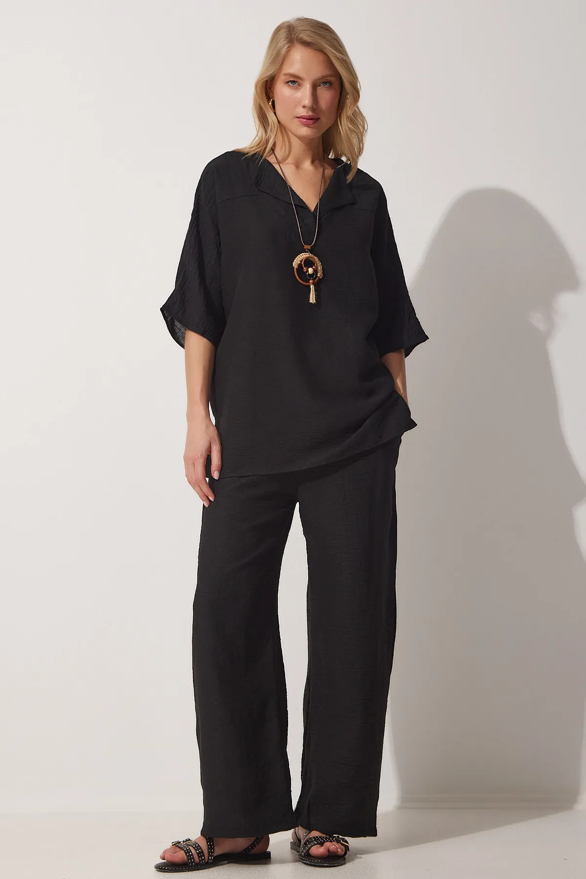 Happiness İstanbul  Schwarzes Ayrobin-Tunika-Hosen-Set mit Anhänger für Damen ZH00019