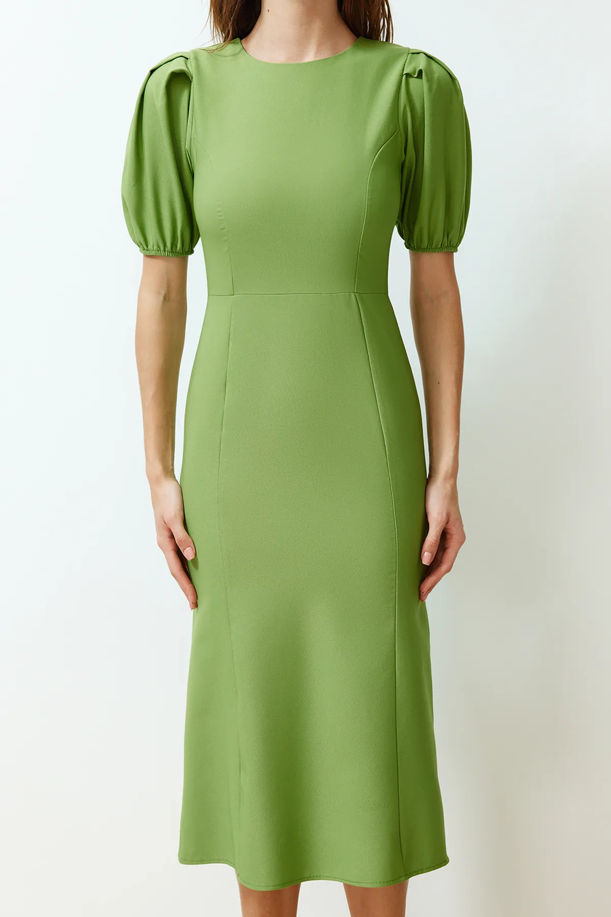 Trendyol Collection  Grünes Body-Wickel-Midikleid mit gewebten Ballonärmeln TWOSS24EL00502