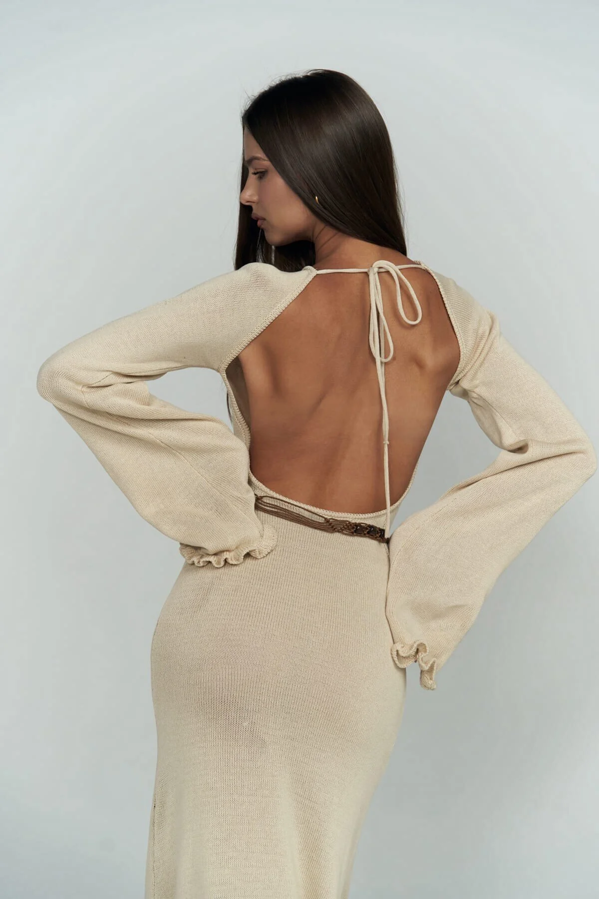 BOHEMAİ  Beigefarbenes Strickkleid mit tiefem Ausschnitt von Angela Back