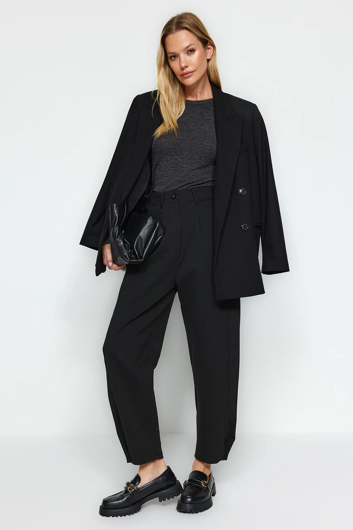 Trendyol Collection  Schwarze, plissierte, weite/locker geschnittene Interlock-Strickhose mit hoher Taille und Carrot-Passform TWOAW24PL00143