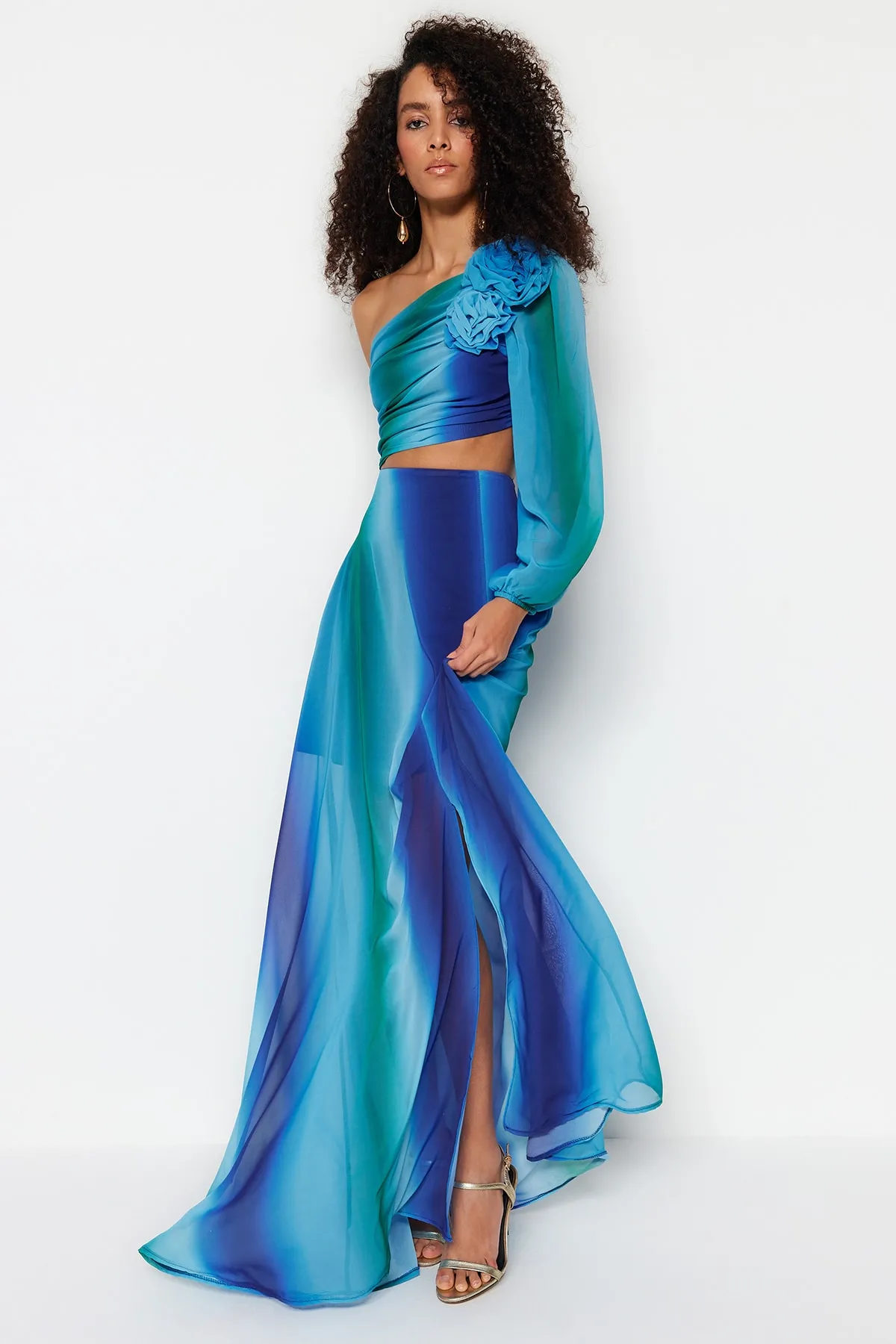 Trendyol Collection  Langes Abendkleid aus Chiffon mit Farbverlauf, mehrfarbig, mit gefüttertem Fenster/Ausschnitt-Detail TPRSS23AE00077