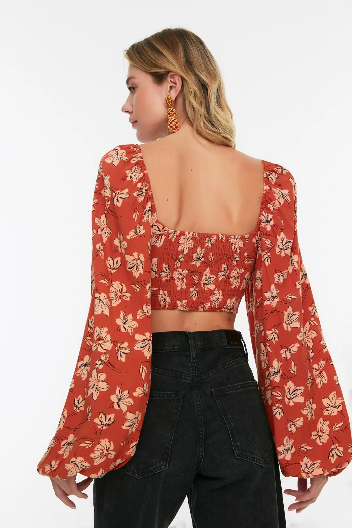 Trendyol Collection  Bluse mit Blumenmuster und kurzen, gewebten Ballonärmeln TBESS21BZ0749