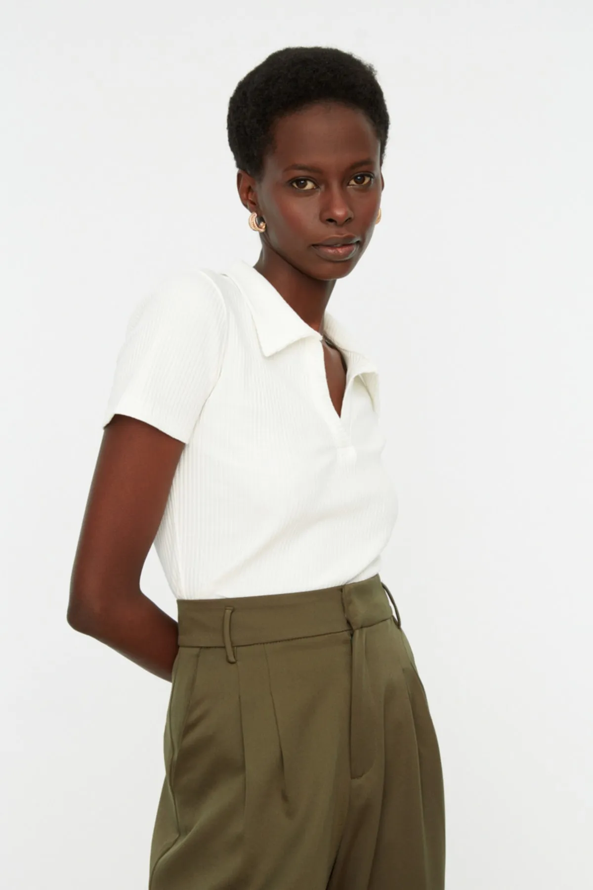 Trendyol Collection  Weiße, taillierte, kurze, gerippte, dehnbare Strickbluse mit Polokragen TWOSS21BZ0038