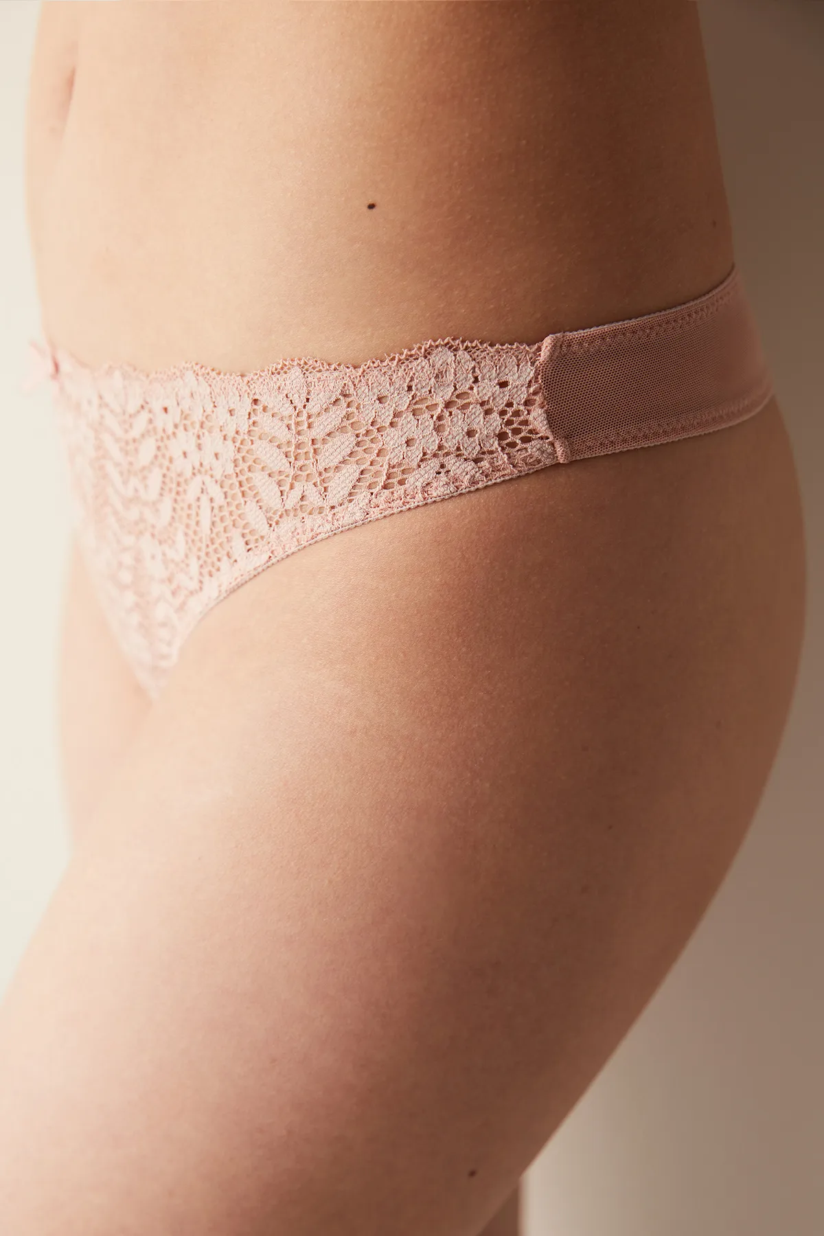 Penti  Tanga-Höschen aus getrockneter Rose mit Spitze